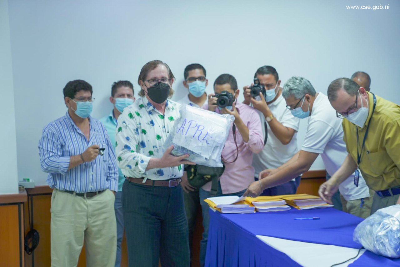 CSE-realiza-entrega-oficial-de-Credenciales-de-Fiscales-de-Juntas-Receptoras-de-Votos-APRE