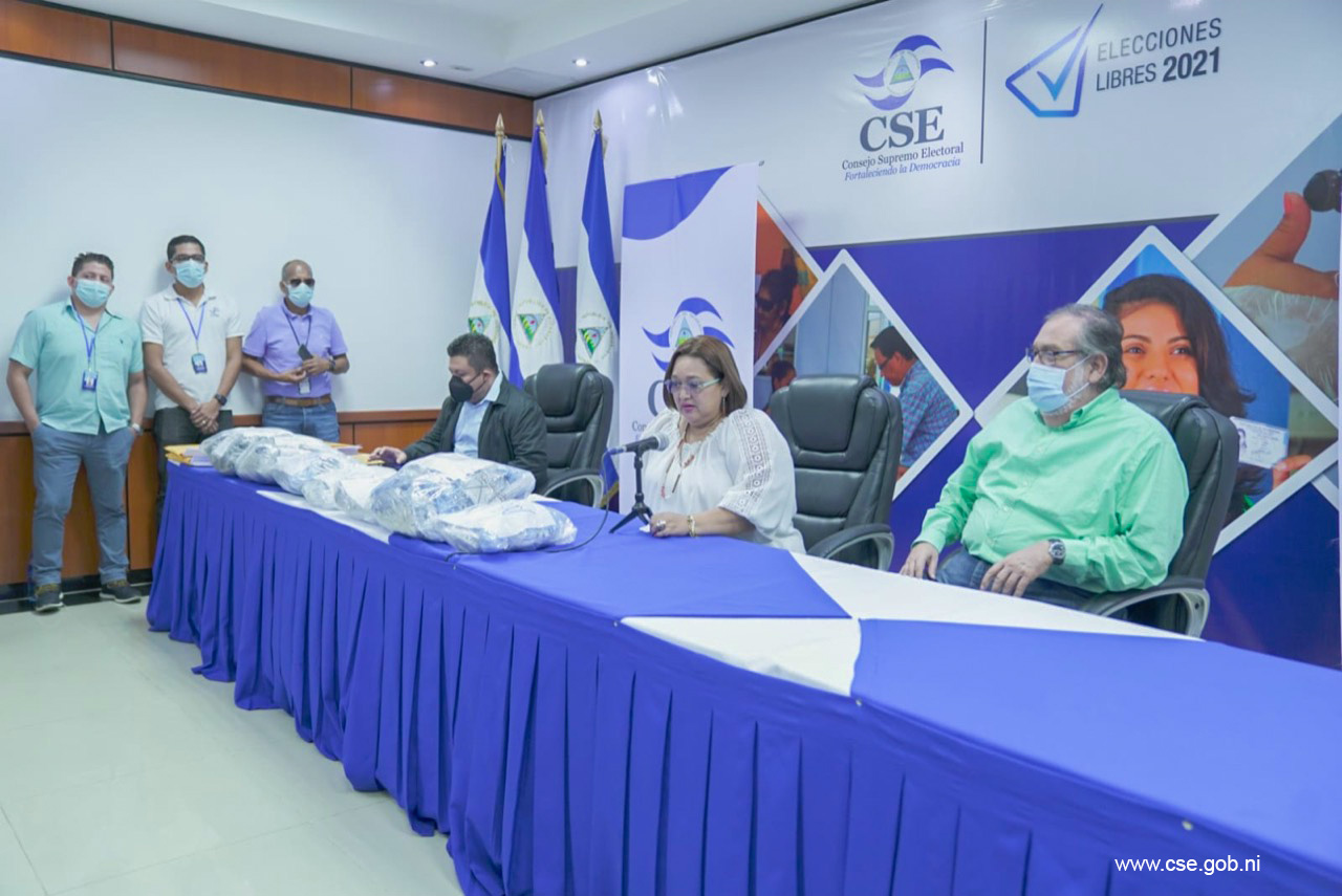age CSE-realiza-entrega-oficial-de-Credenciales-de-Fiscales-de-Juntas-Receptoras-de-Votos-Magistrados