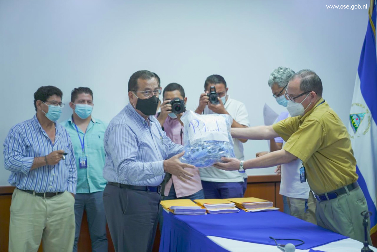 CSE-realiza-entrega-oficial-de-Credenciales-de-Fiscales-de-Juntas-Receptoras-de-Votos-PLI