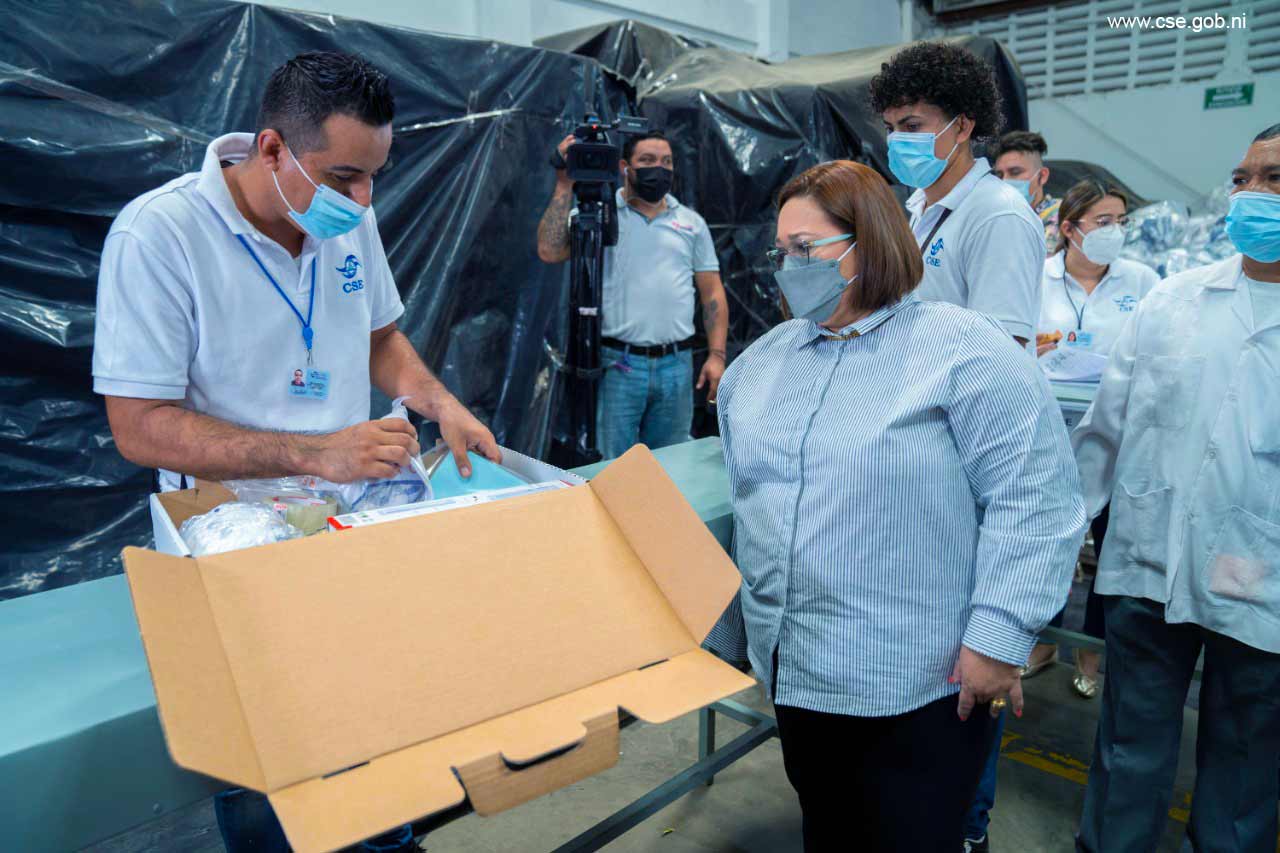 Se-constata-la-calidad-de-la-Tinta-Indeleble-para-las-Elecciones-Generales-del-07-de-noviembre