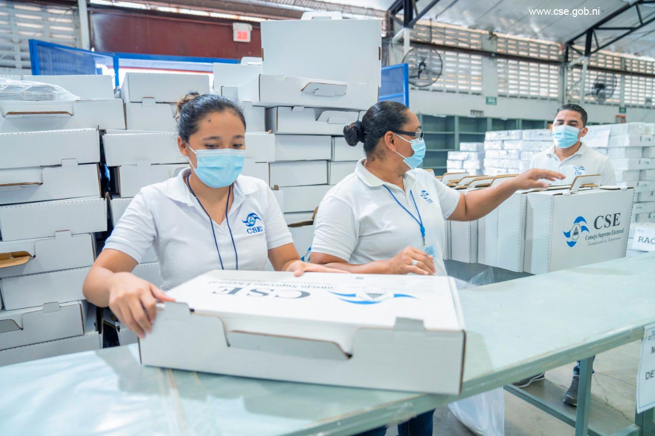 Se-constata-la-calidad-de-la-Tinta-Indeleble-para-las-Elecciones-Generales-del-07-de-noviembre